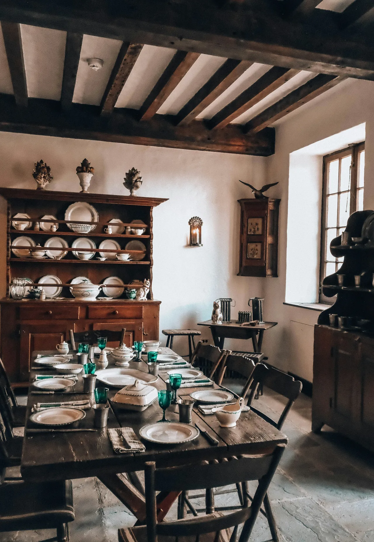 Salle à manger avec vaisselier et table dressée