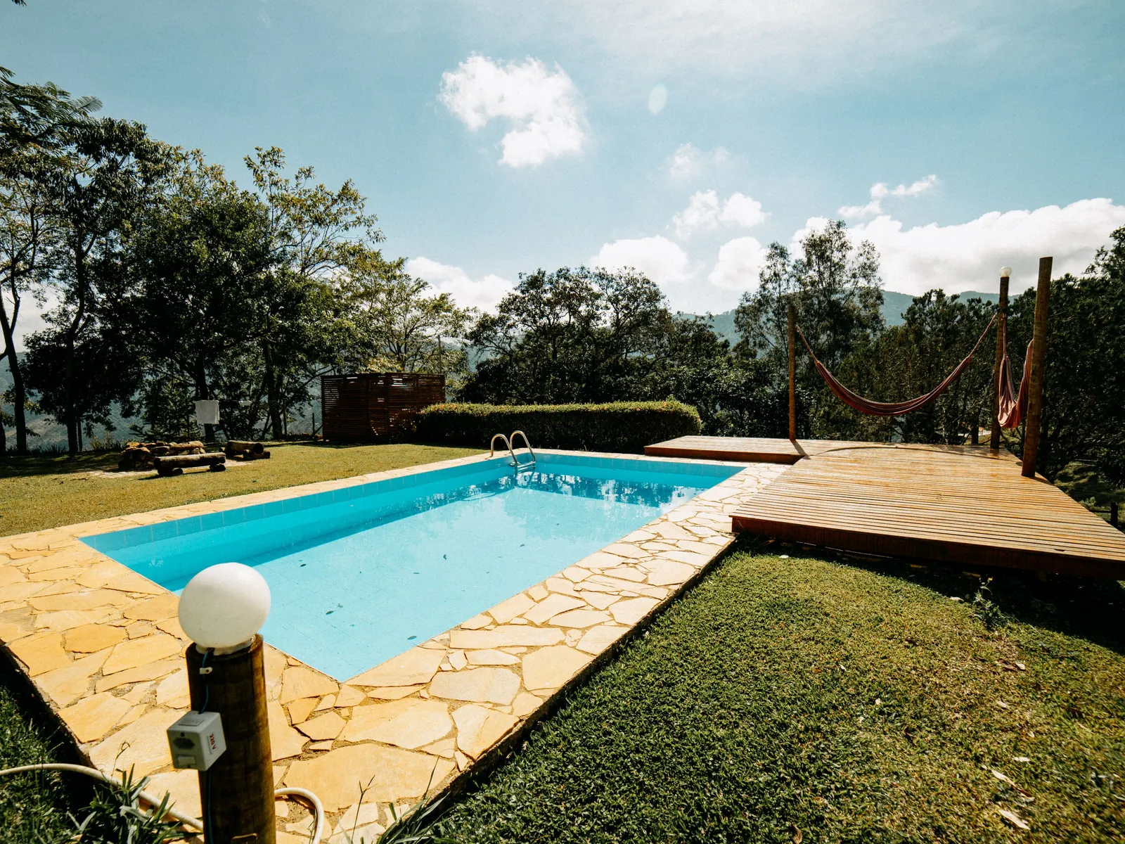 Piscine bordée de dalles et de pelouse